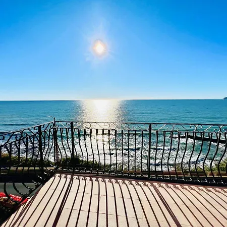 Luxury La Brezza 2 - Fronte Mare Apartment